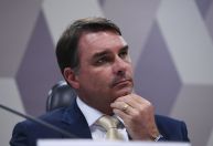 Flávio Bolsonaro pede desculpas por negar relação com Vorcaro