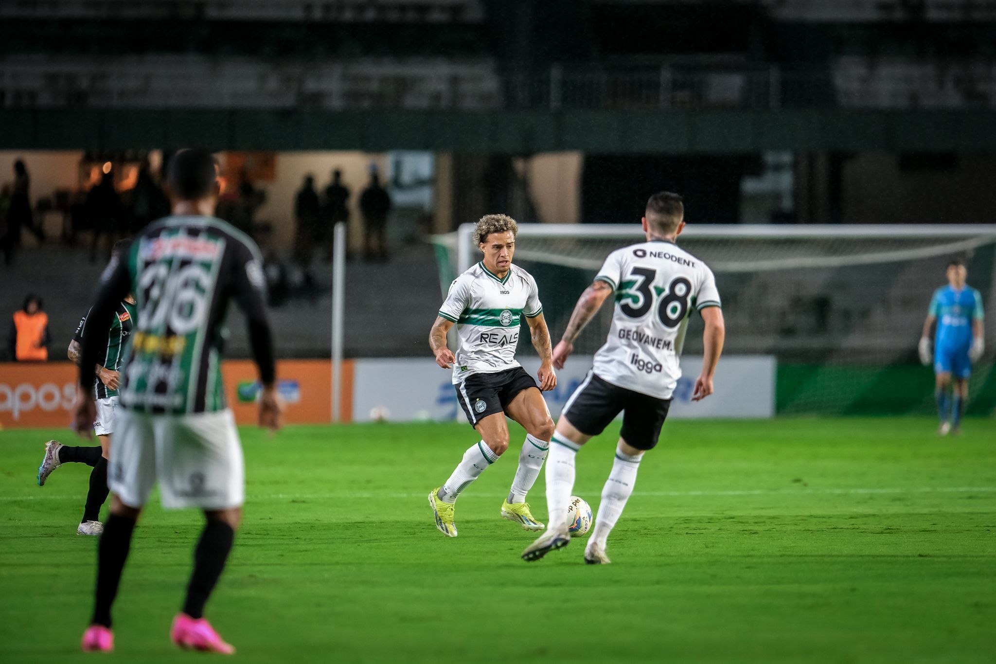 Coritiba cede empate ao Maringá, mas assume liderança do Paranaense