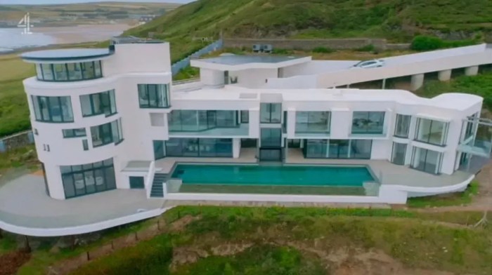 Casa foi construída em um terreno de 3 acres Casa foi construída em um terreno de 3 acres