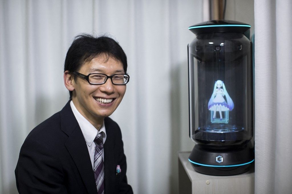 Homem fica 'viúvo' após esposa-holograma ser desativada: 'Foi algo tão natural, senti que era amor'