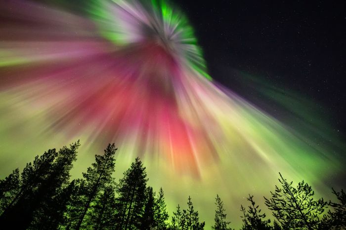 Auroras boreais coloridas surgindo ao redor do Círculo Polar Ártico, perto de Rovaniemi, na Finlândia, em 2023