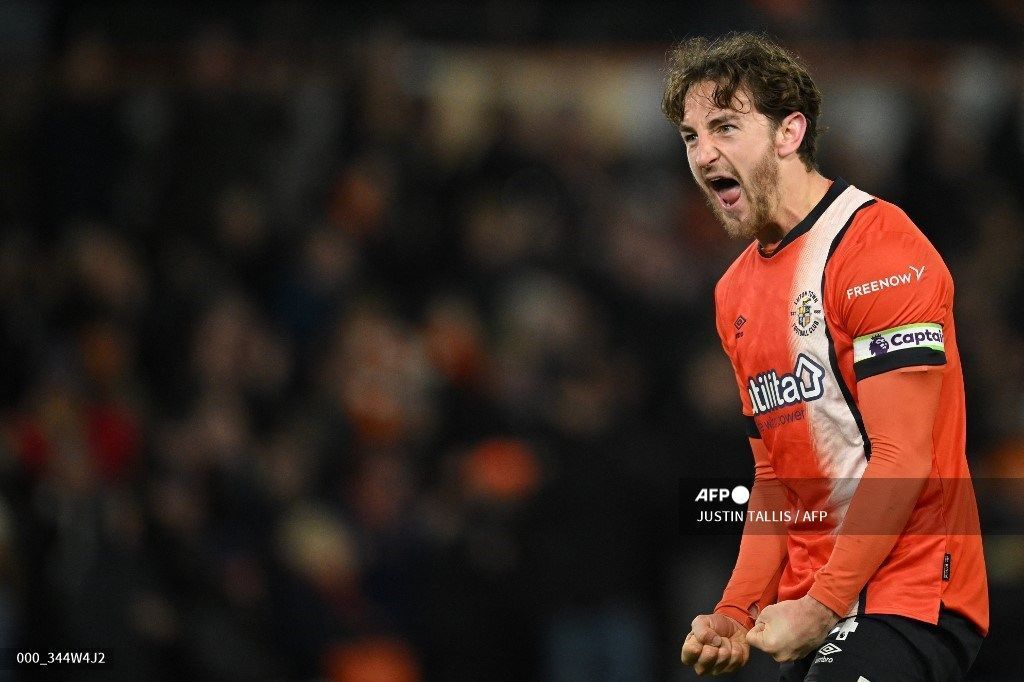 Tom Lockyer, capitão do Luton Town, desmaia em campo, e jogo da Premier League é suspenso