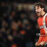Tom Lockyer, capitão do Luton Town, desmaia em campo, e jogo da Premier League é suspenso