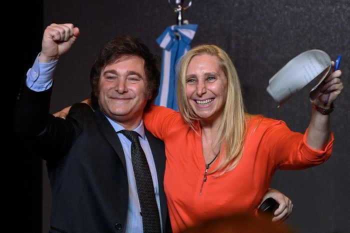 Javier Milei ao lado de sua irmã, Karina Milei