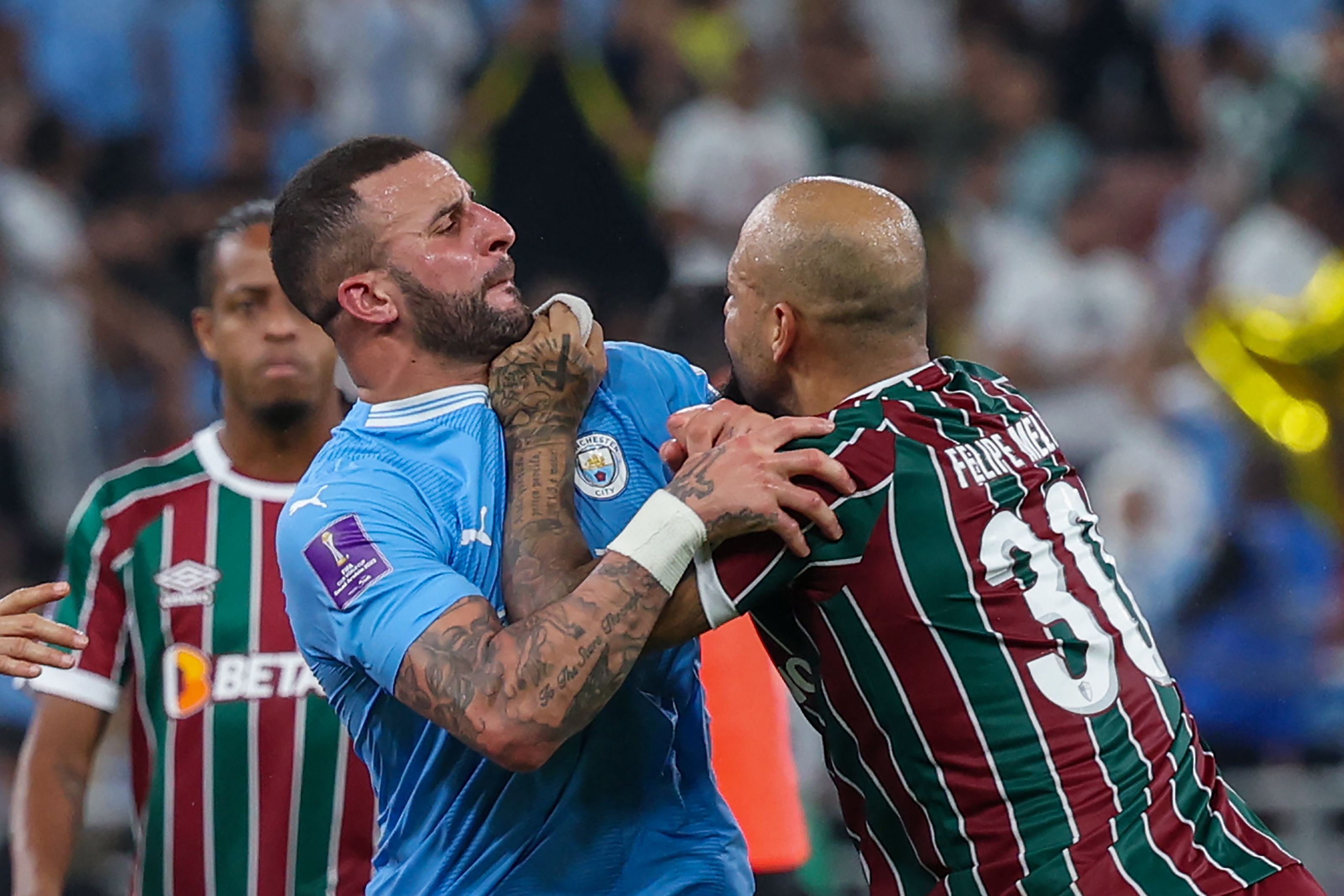 Felipe Melo troca empurrões com jogadores do City após goleada; veja fotos