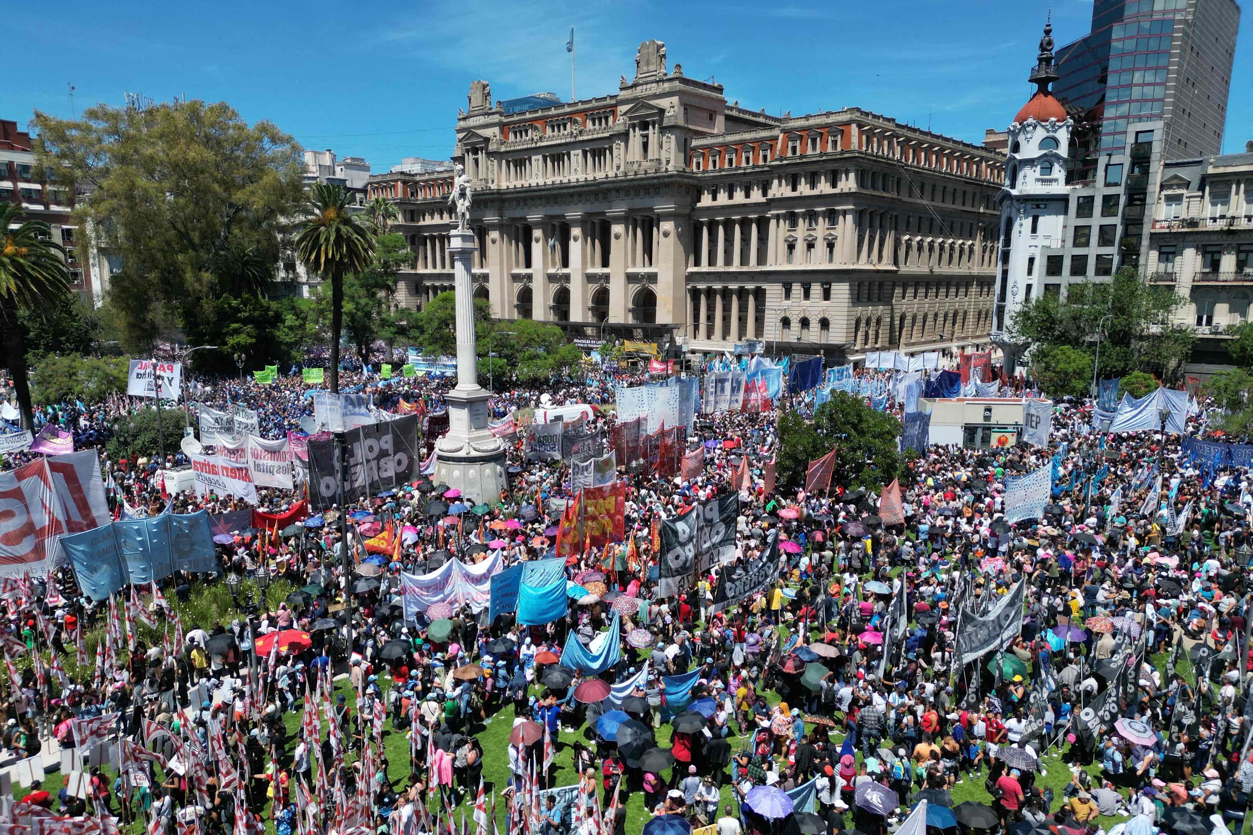Manifestação contra 'decretaço' de Milei leva multidão às ruas de Buenos Aires