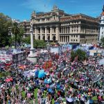 Manifestação contra 'decretaço' de Milei leva multidão às ruas de Buenos Aires