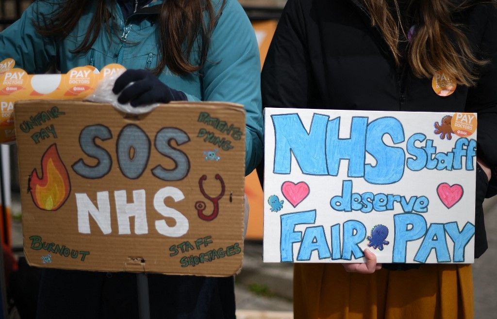 Médicos iniciam a maior greve da história do sistema público de saúde britânico na Inglaterra