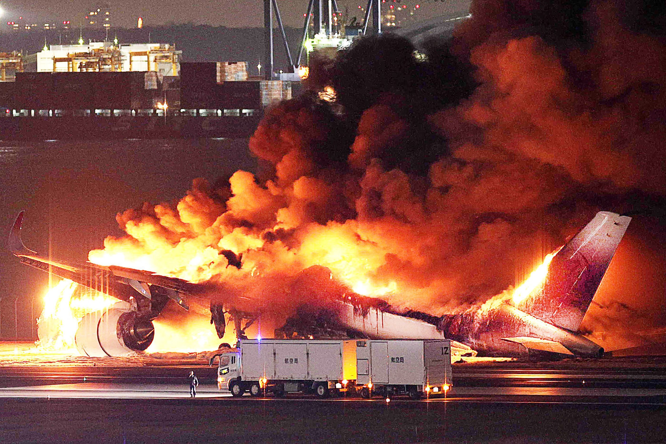 O que se sabe sobre a explosão de dois aviões em aeroporto no Japão?