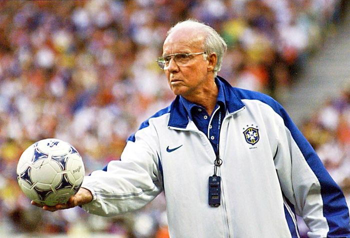 Foto de 12 de julho de 1998 mostra o técnico da seleção brasileira de futebol, Mario Zagallo, durante a final da Copa do Mundo contra a França, na qual o Brasil perdeu por 0-3 Foto de 12 de julho de 1998 mostra o técnico da seleção brasileira de futebol, Mario Zagallo, durante a final da Copa do Mundo contra a França, na qual o Brasil perdeu por 0-3