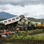 Vídeo: colisão de trens impressionante mata ao menos 3 pessoas na Indonésia