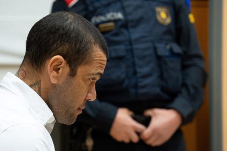 Acusado de estupro, Daniel Alves é julgado na Espanha