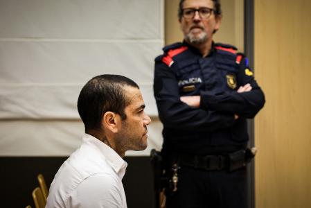 Acusado de estupro, Daniel Alves é julgado na Espanha
