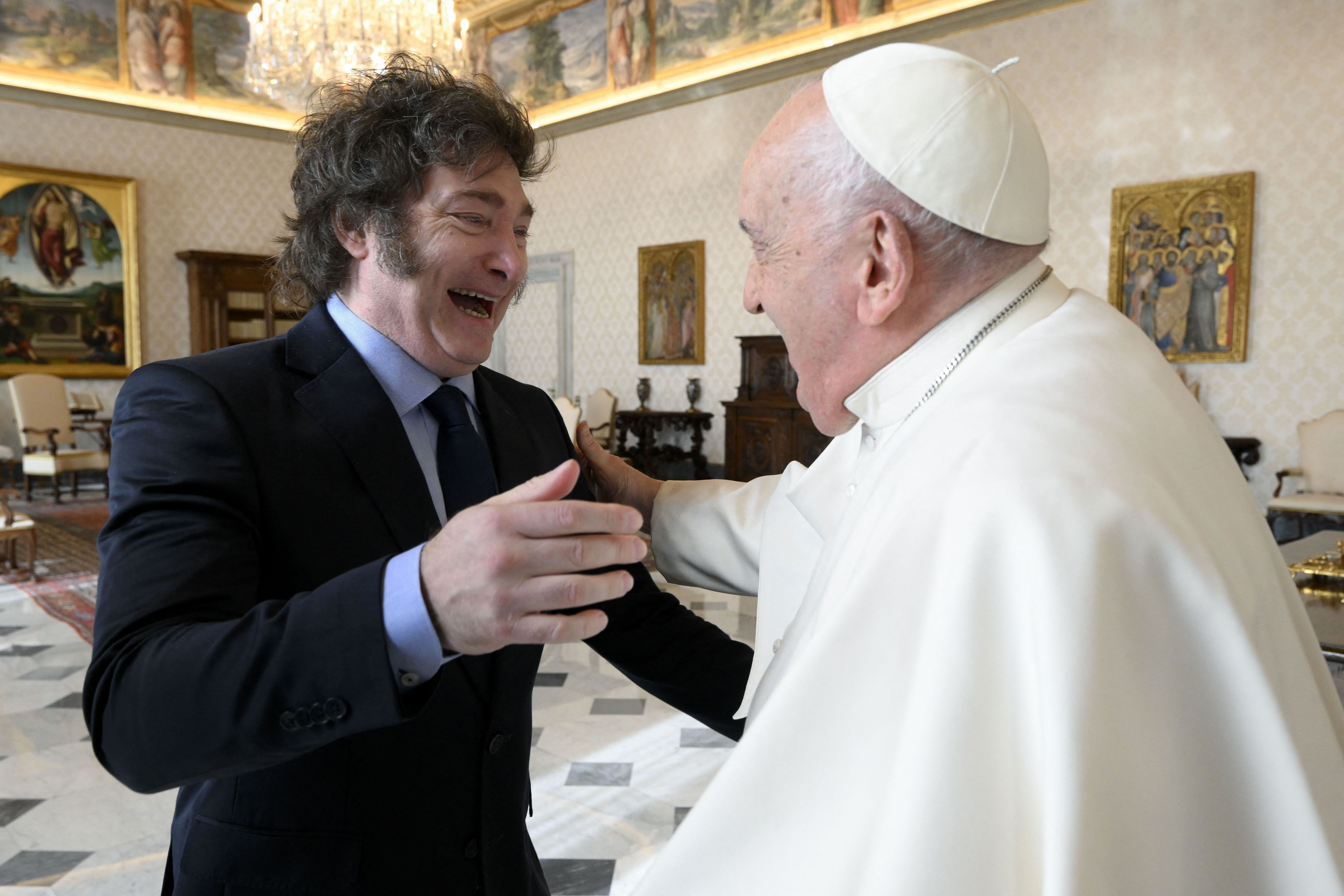 Milei presenteia Papa Francisco com alfajores após insultos na eleição argentina