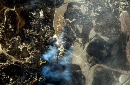 O incêndio florestal já causou uma morte e os bombeiros têm dificuldade em controlar, um desastre que o presidente Joe Biden atribuiu aos efeitos das mudanças climáticas