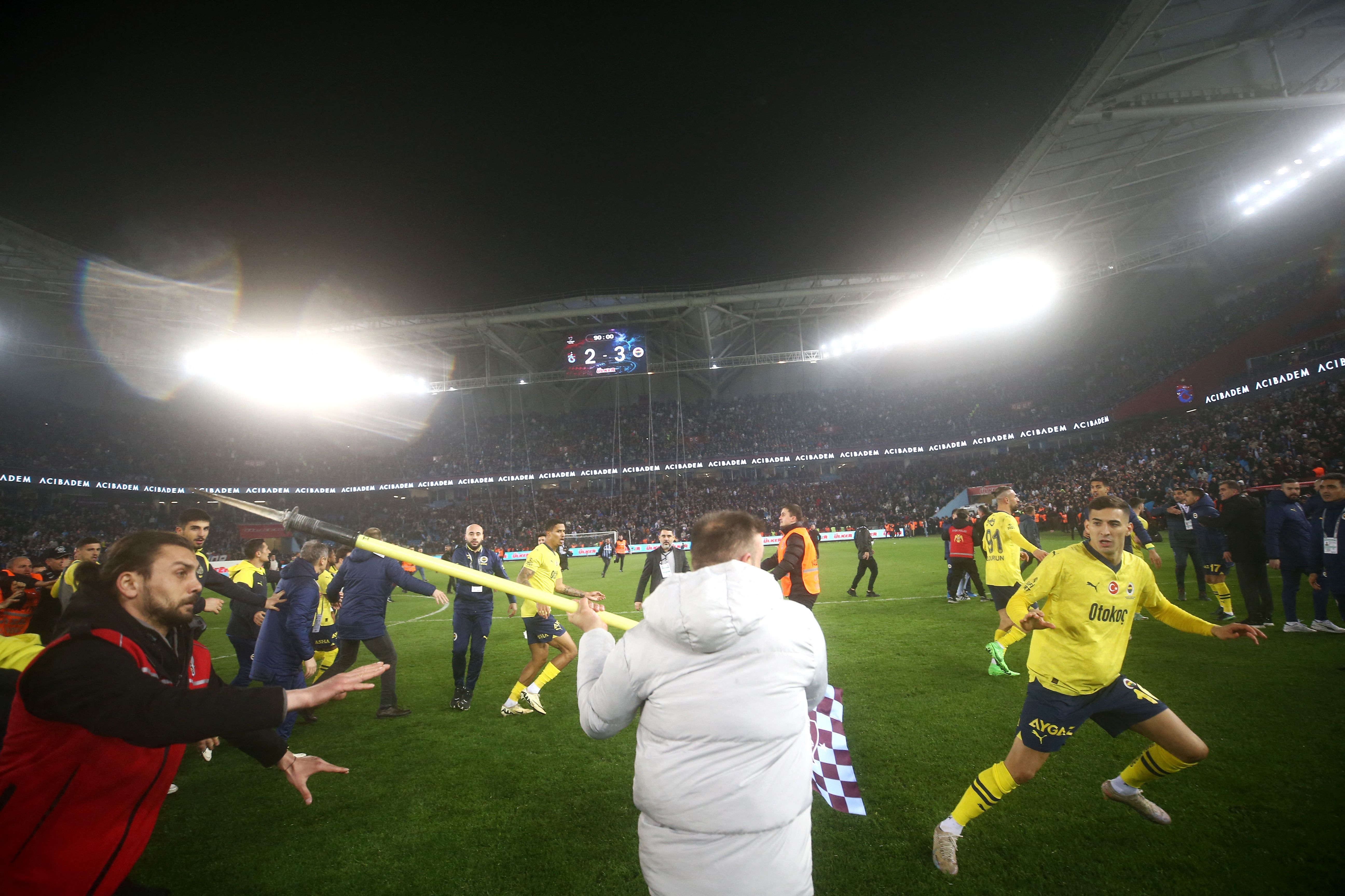 Torcida de clube turco invade campo e agride jogadores do Fenerbahçe; assista