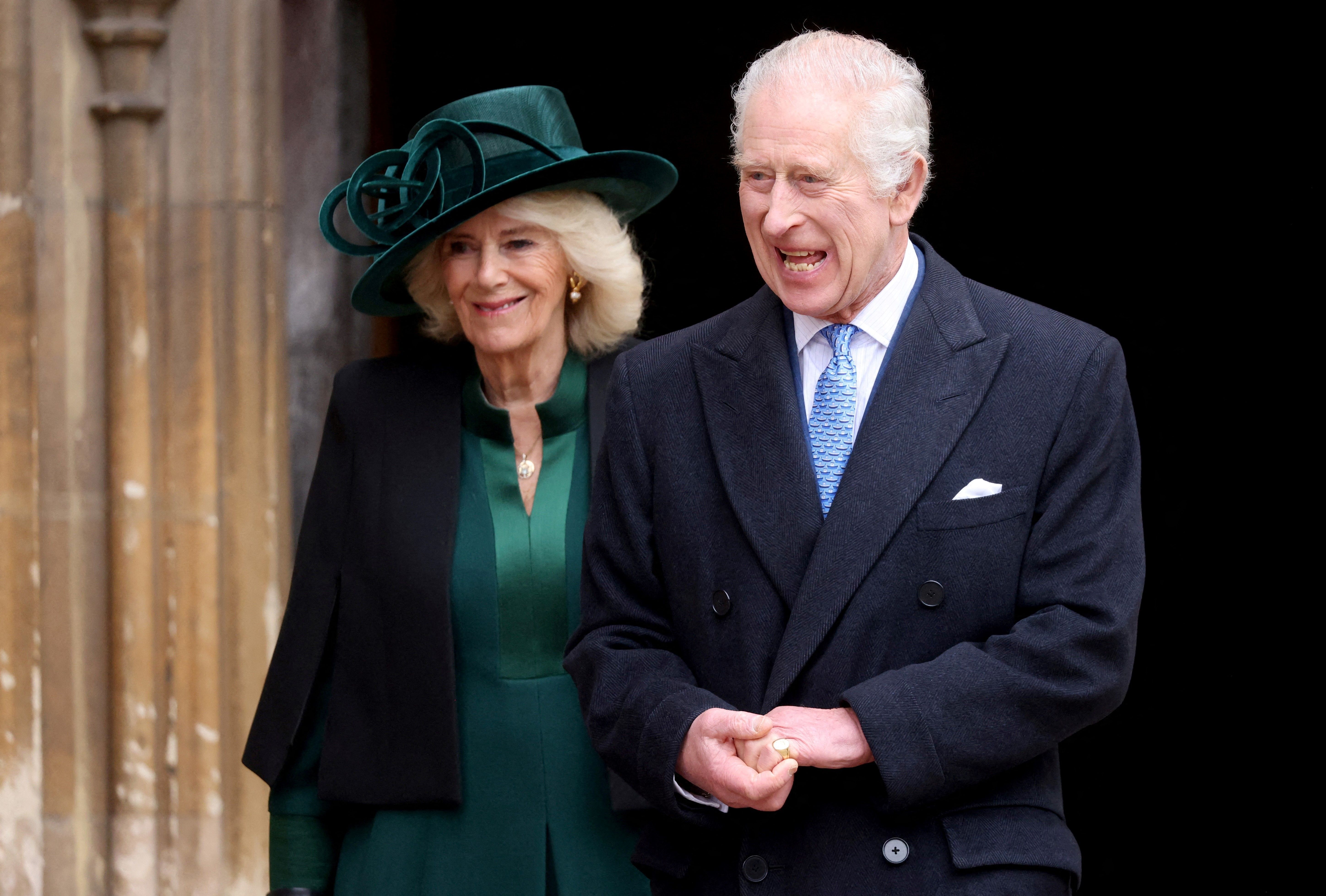 Rei Charles III aparece publicamente em Missa de Páscoa; Kate não comparece