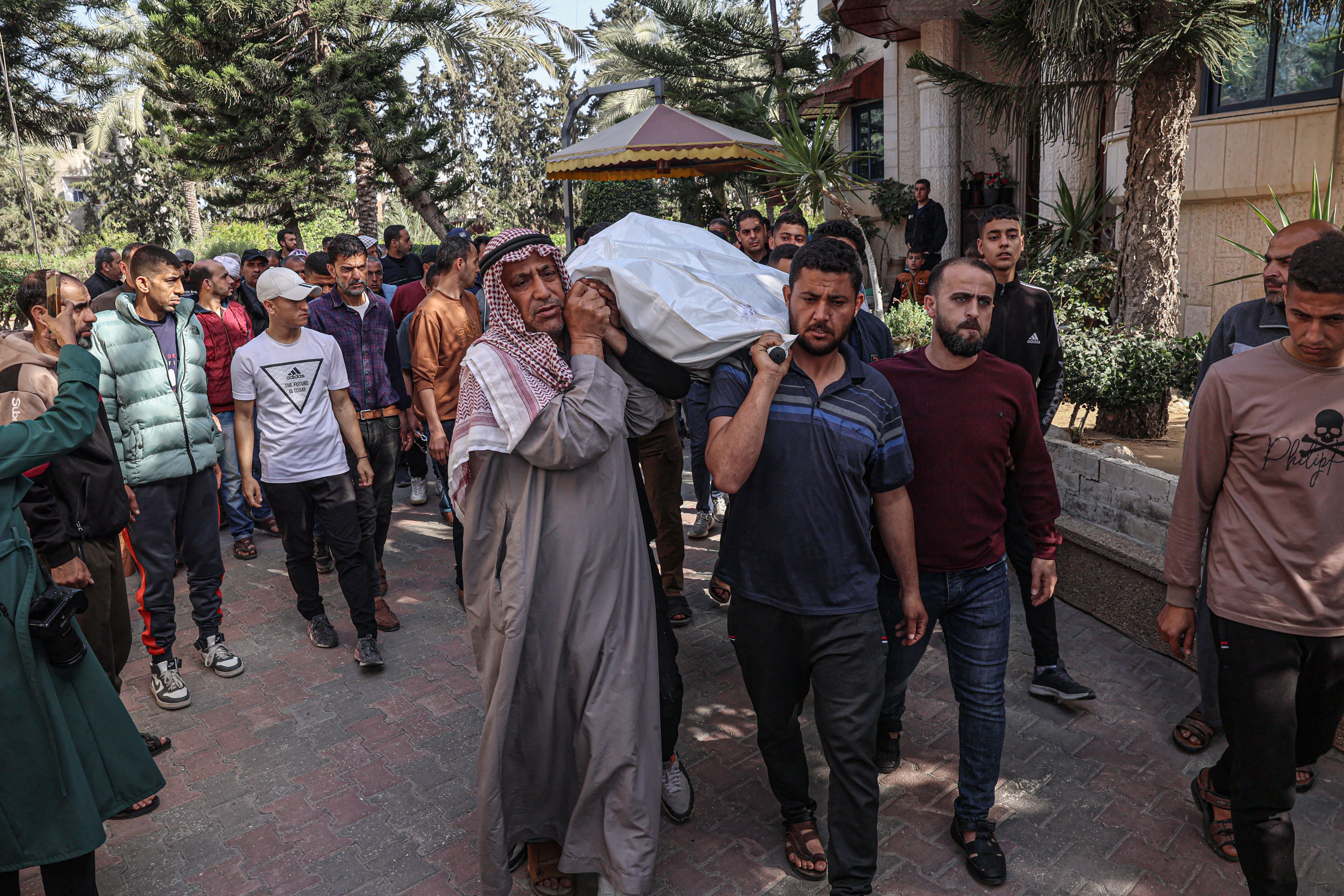 Israel demite dois militares por ataque a comboio humanitário em Gaza