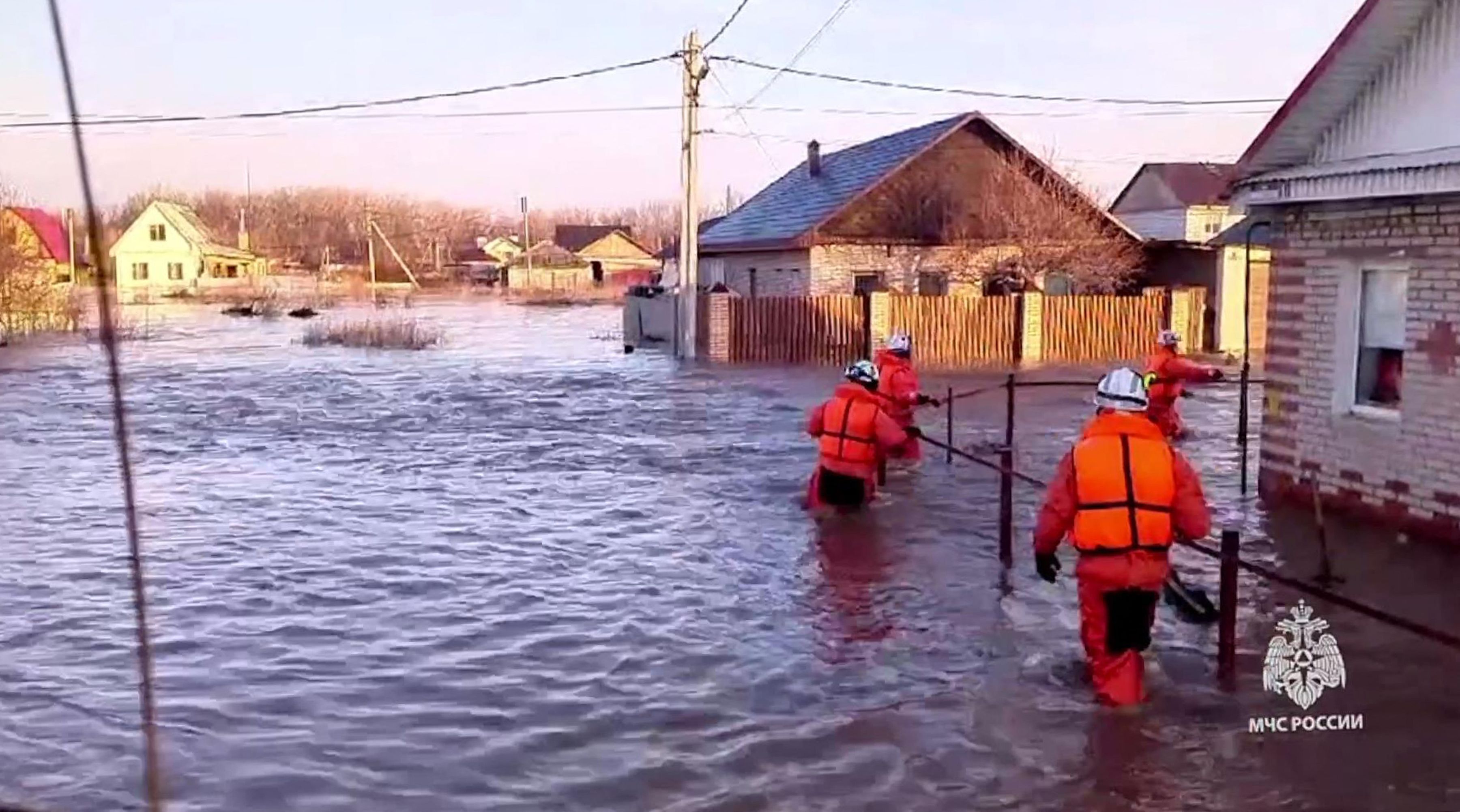 Chuva forte e degelo inundam mais de 10 mil imóveis residenciais na Rússia
