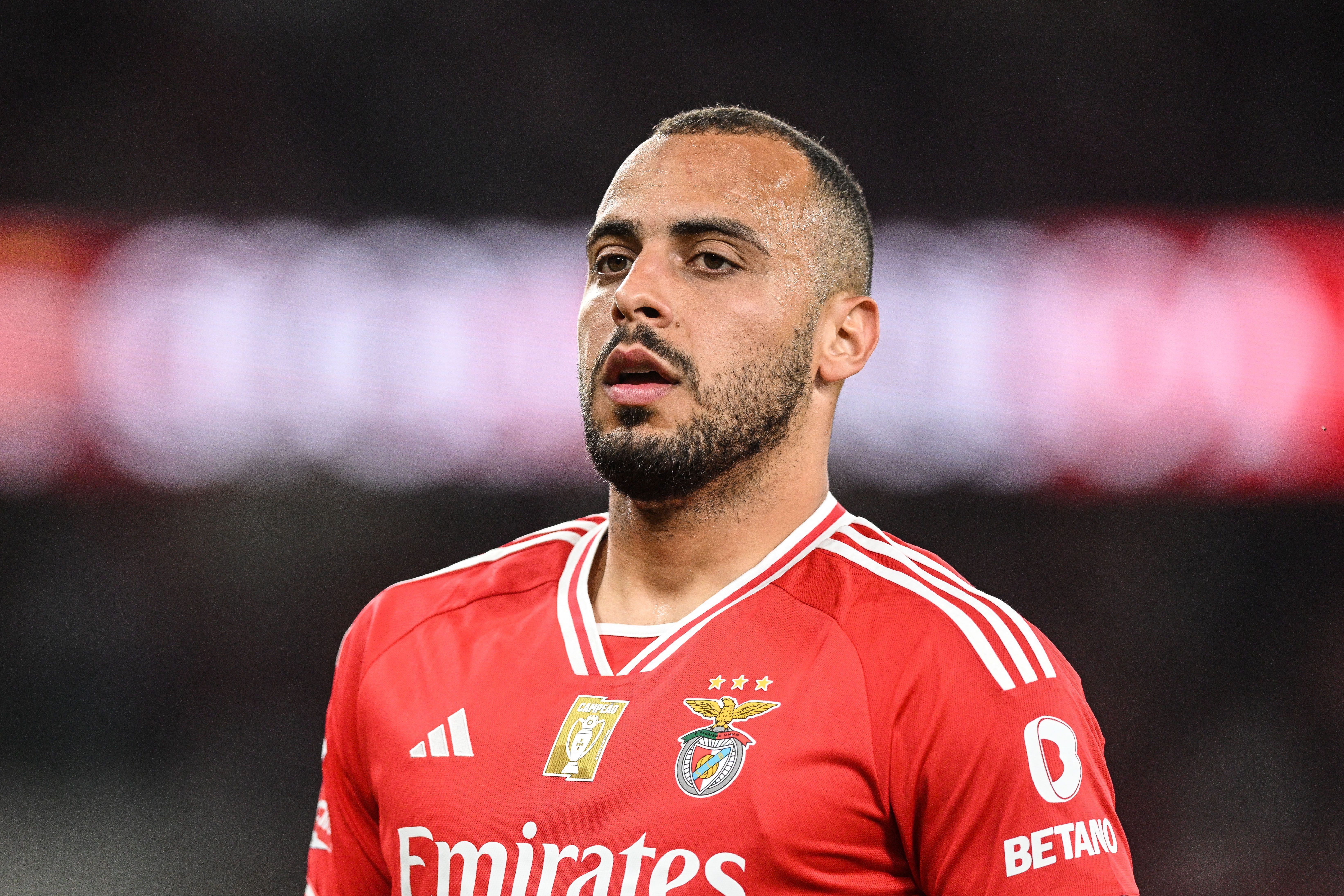 Cruzeiro faz consulta e mira contratação de Arthur Cabral, do Benfica