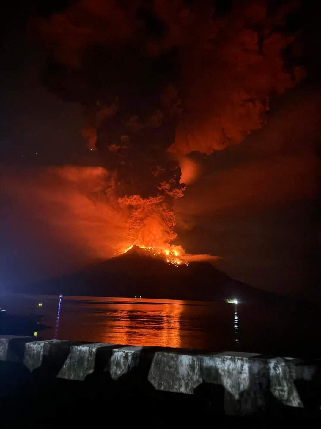 Vulcão entra em erupção na Indonésia e força moradores a deixarem casas