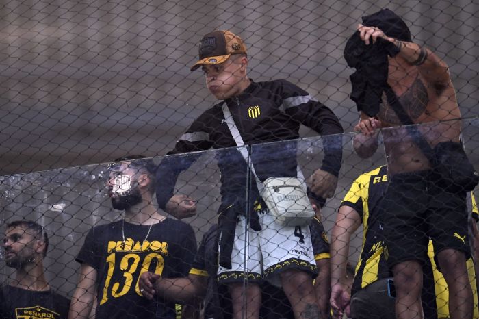 Torcedor do Peñarol imitou macaco em 'provocação' à torcida do Atlético Torcedor do Peñarol imitou macaco em 'provocação' à torcida do Atlético