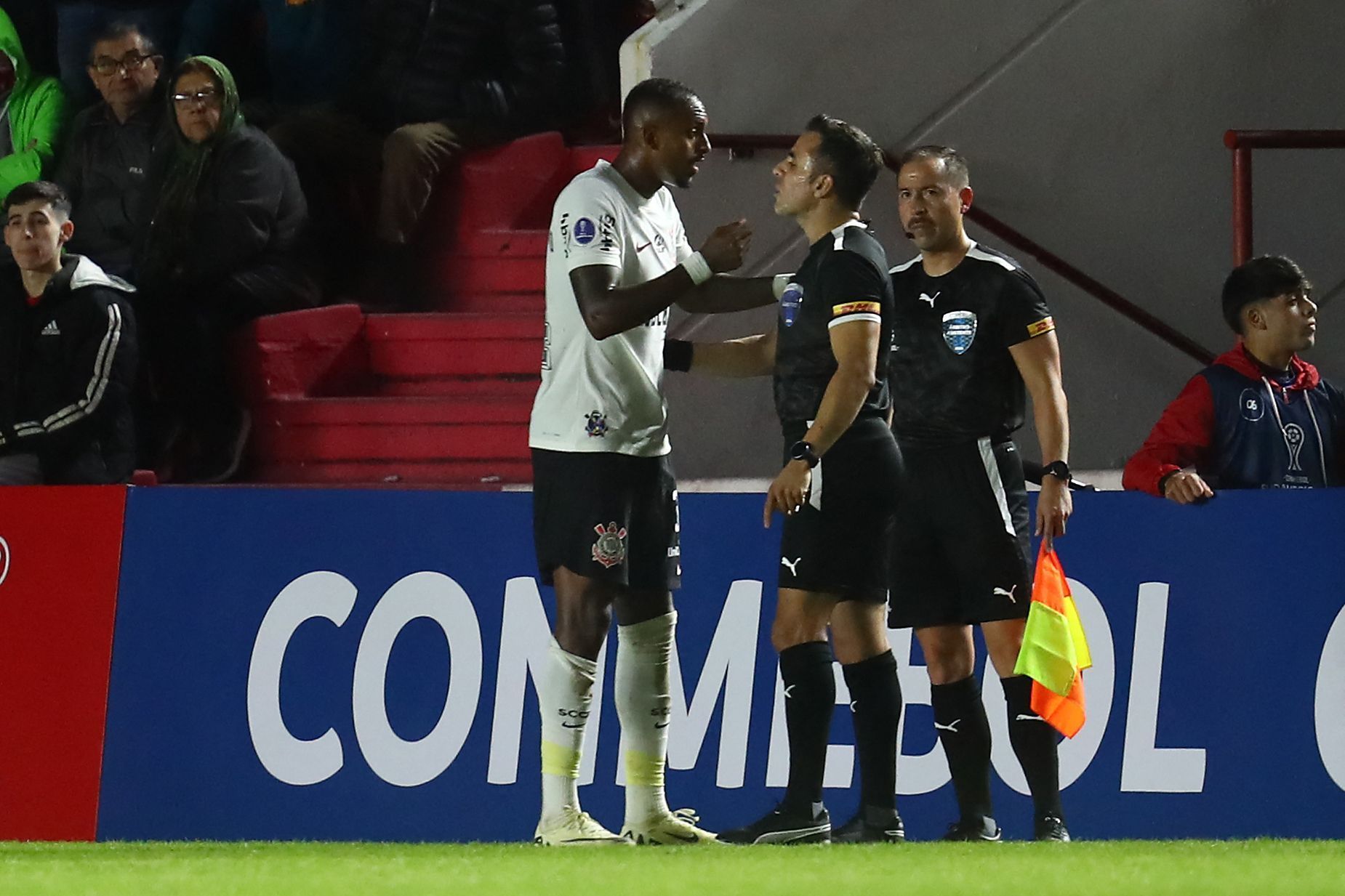 Raul Gustavo se desculpa por expulsão e promete reviravolta no Corinthians