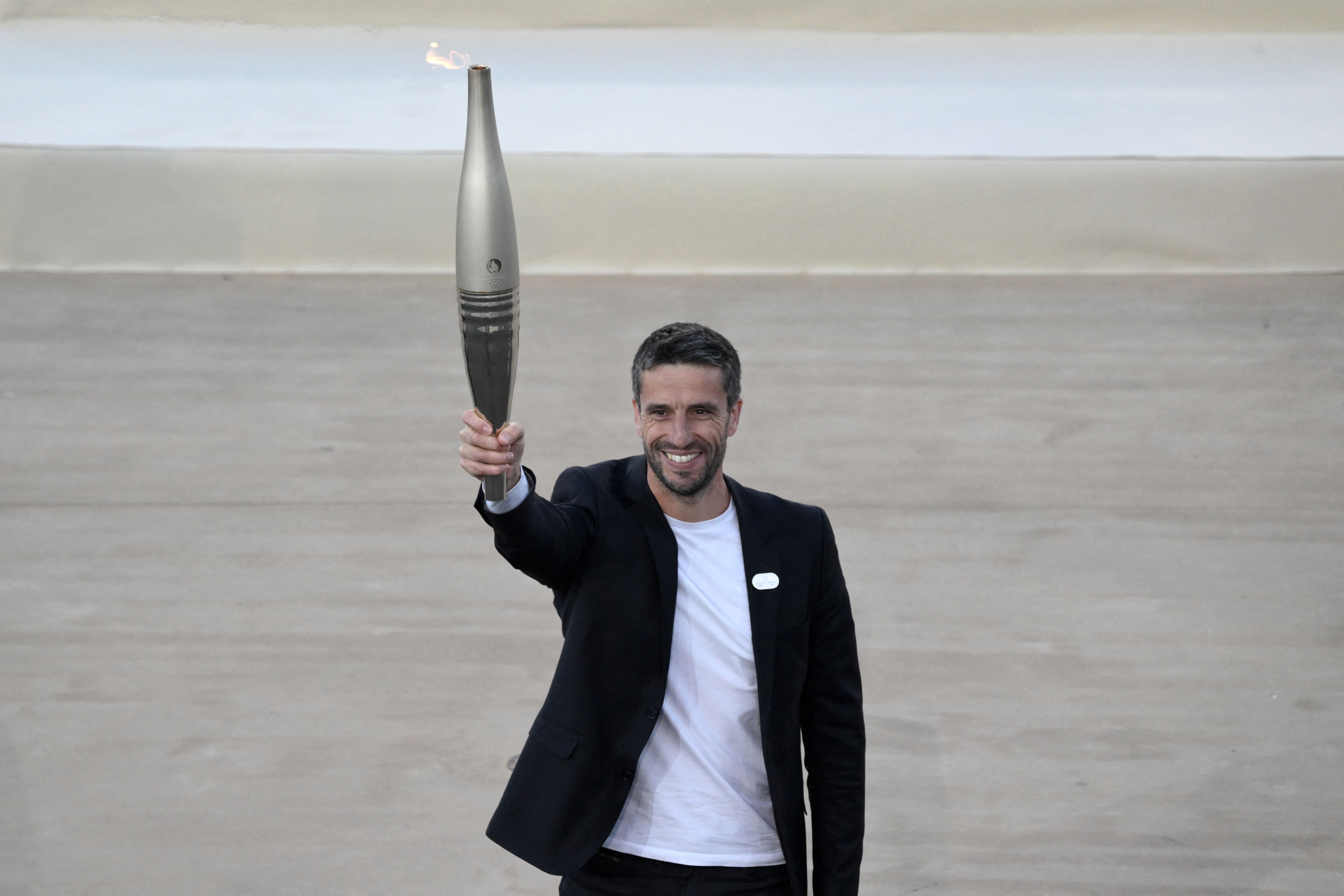 Organizadores dos Jogos de Paris 2024 recebem chama olímpica em Atenas antes do revezamento