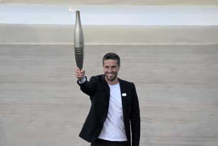 Organizadores dos Jogos de Paris 2024 receberam chama olímpica em Atenas antes do revezamento