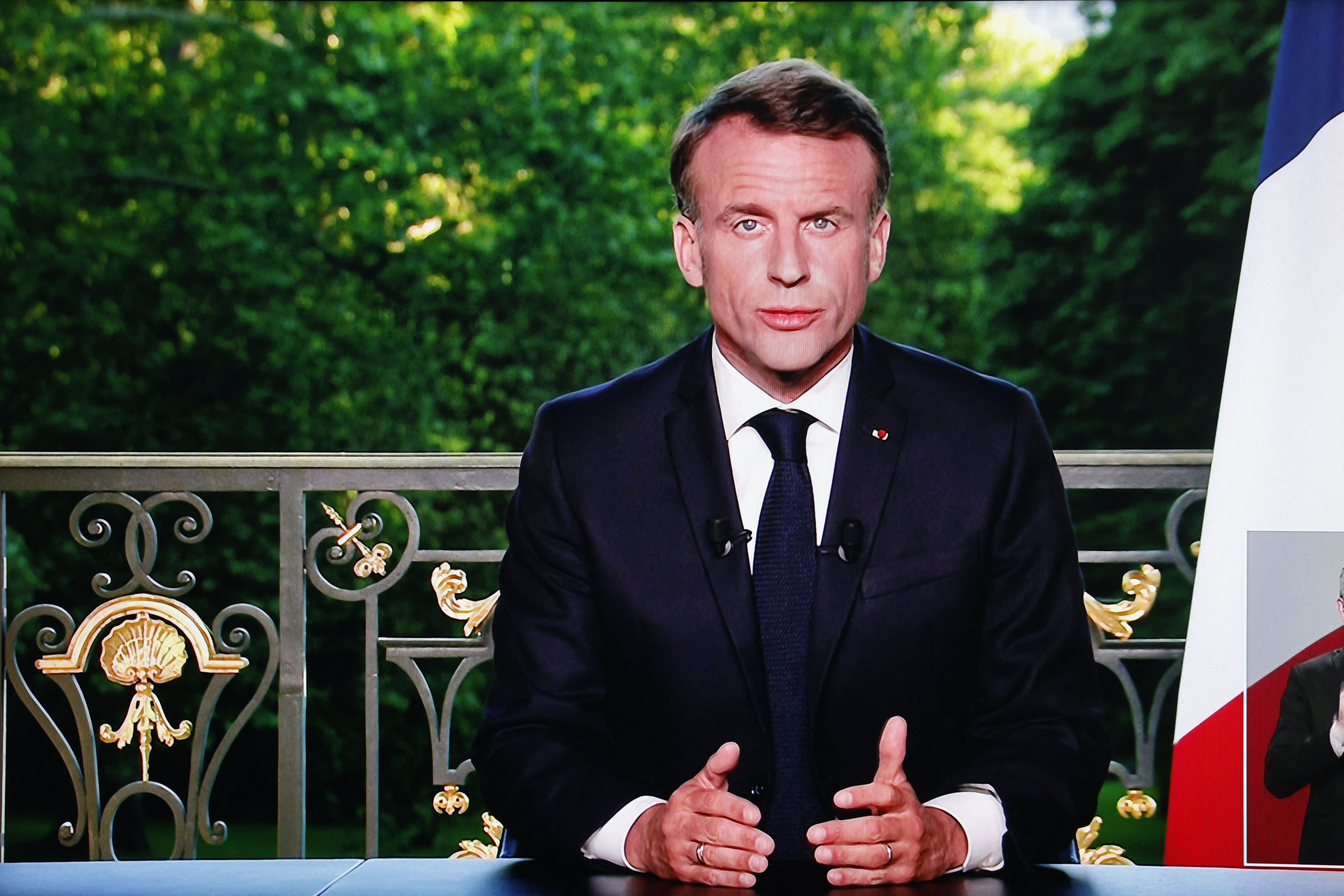 Macron diz que pedidos de renúncia são 'ficção política'