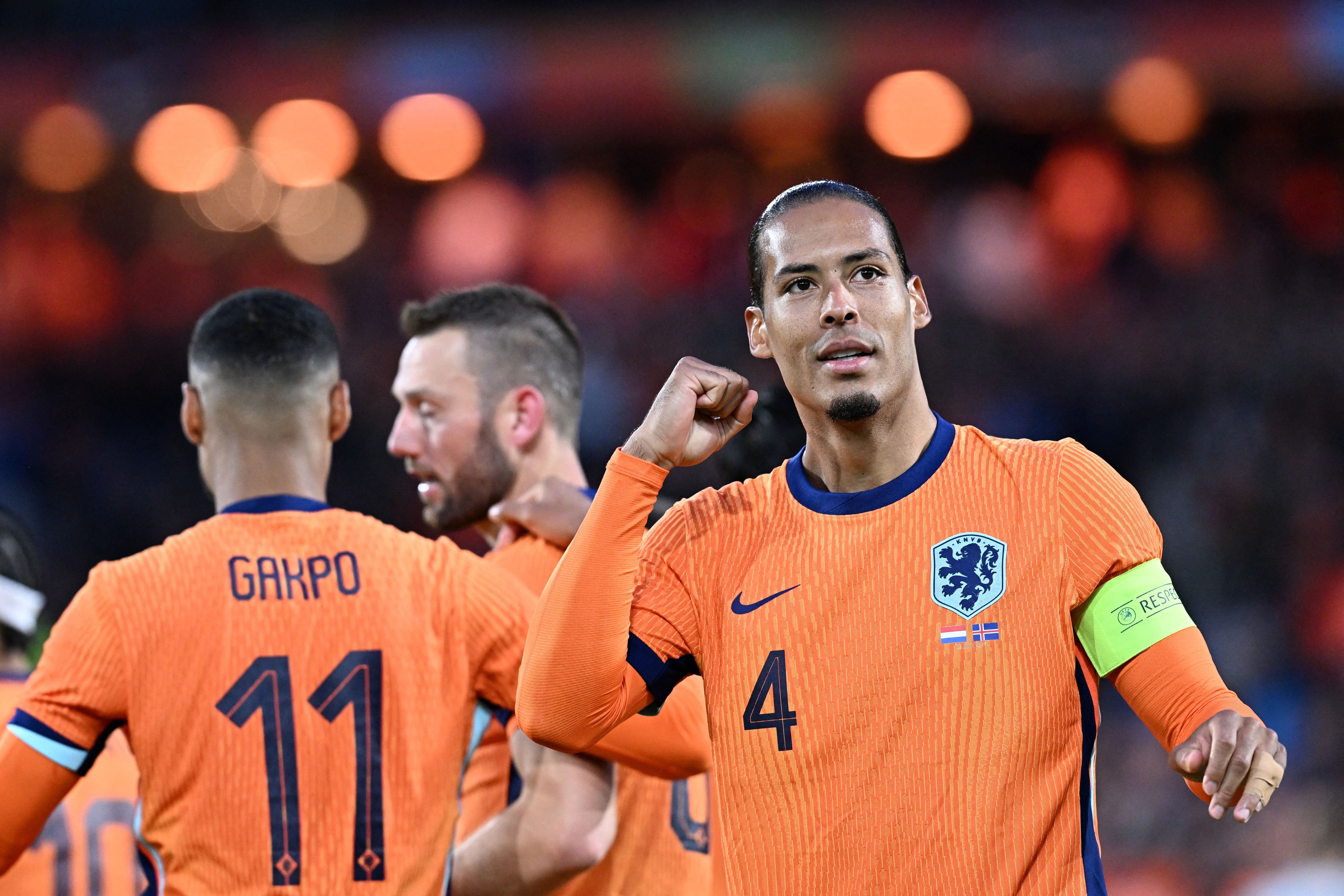 Holanda domina jogo e goleia Islândia antes de estreia na Eurocopa