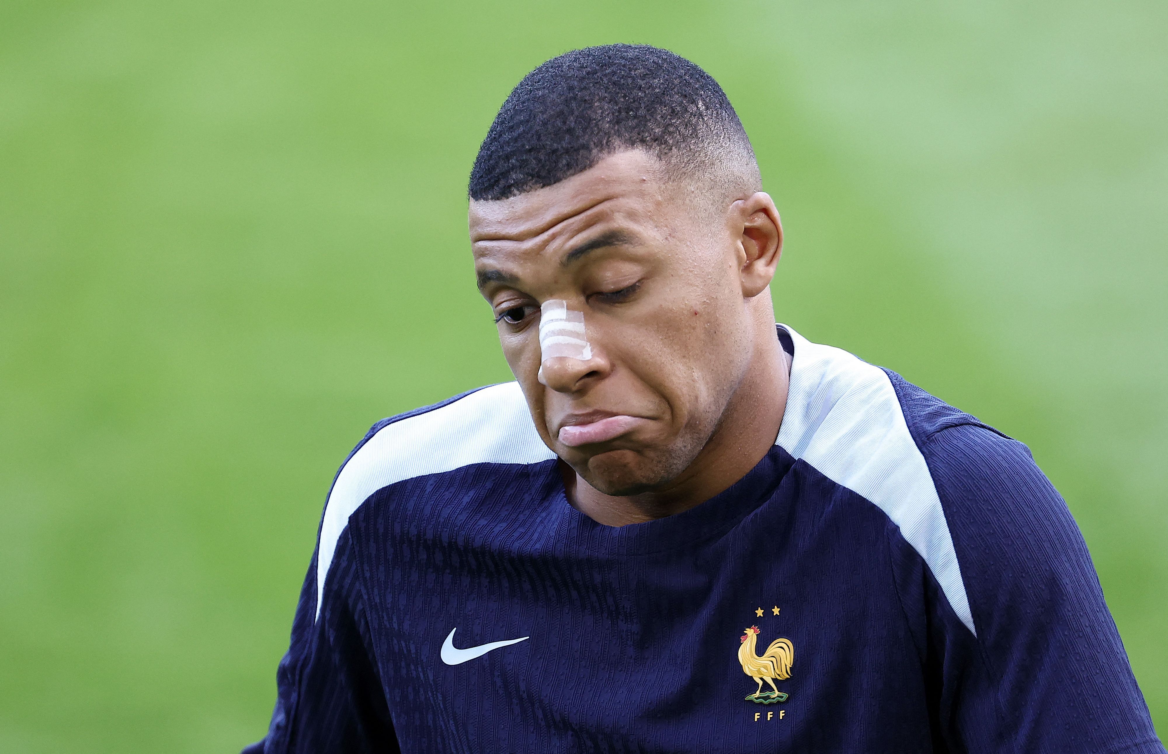 Após fratura, Mbappé aparece sem máscara em treino da França