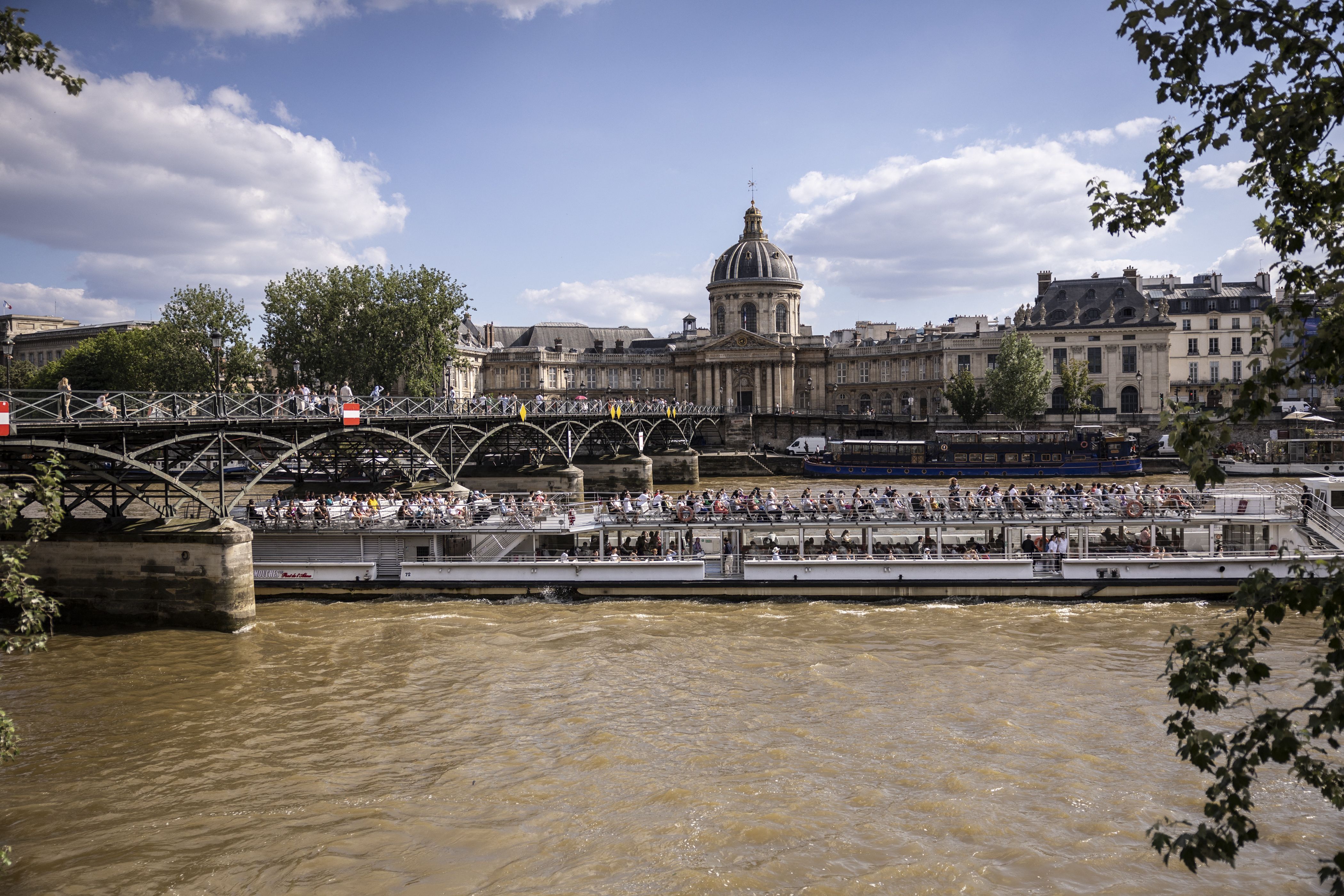 Chuvas e bactérias impedem natação no rio Sena a um mês de Paris 2024