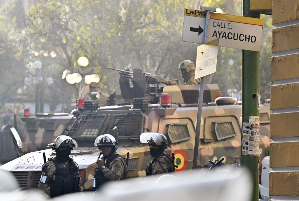 Militares deixam as proximidades da sede do governo da Bolívia