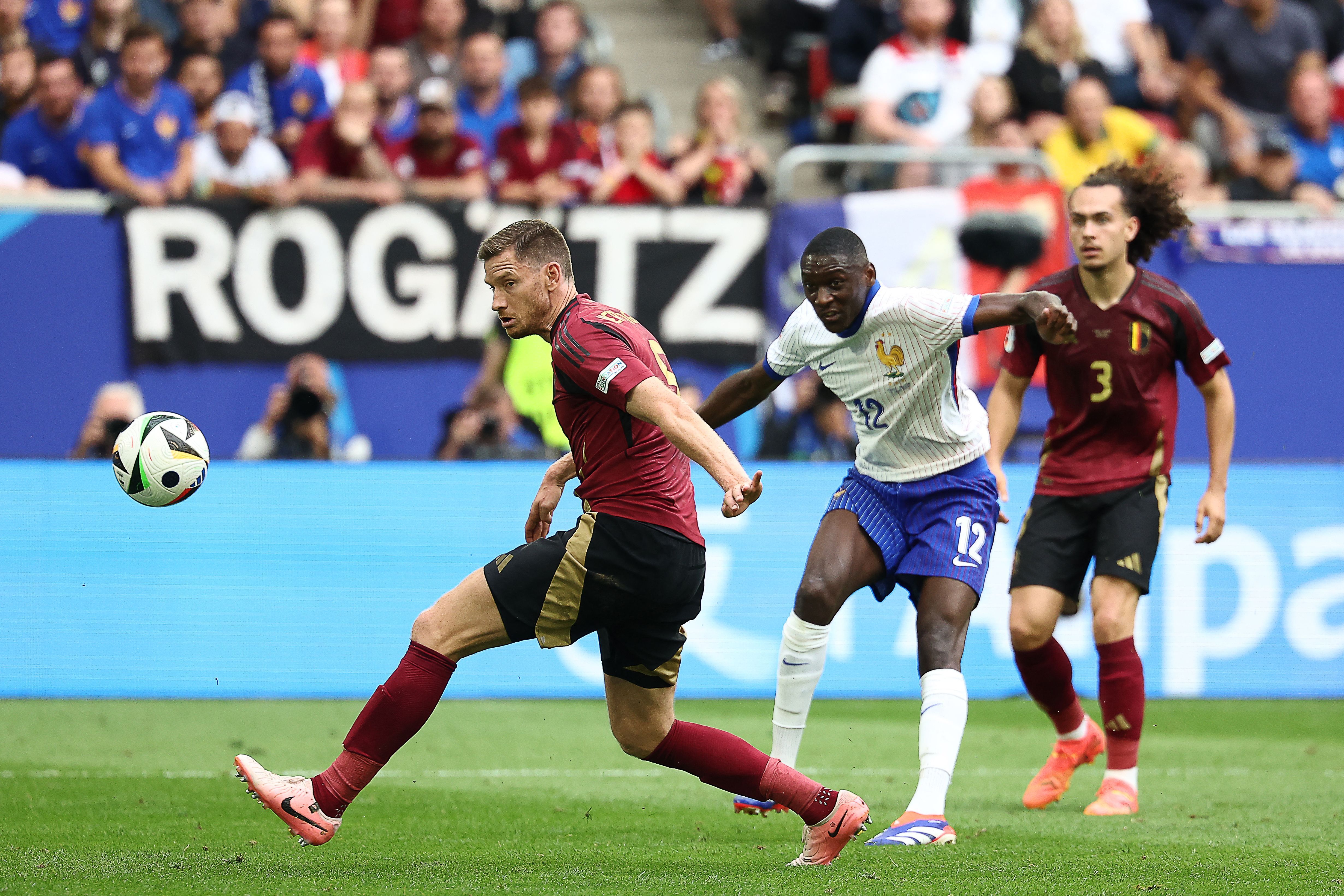 França marca no fim, elimina a Bélgica e vai às quartas da Eurocopa