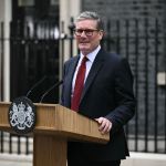 Premiê do Reino Unido suspende plano de deportar imigrantes para Ruanda