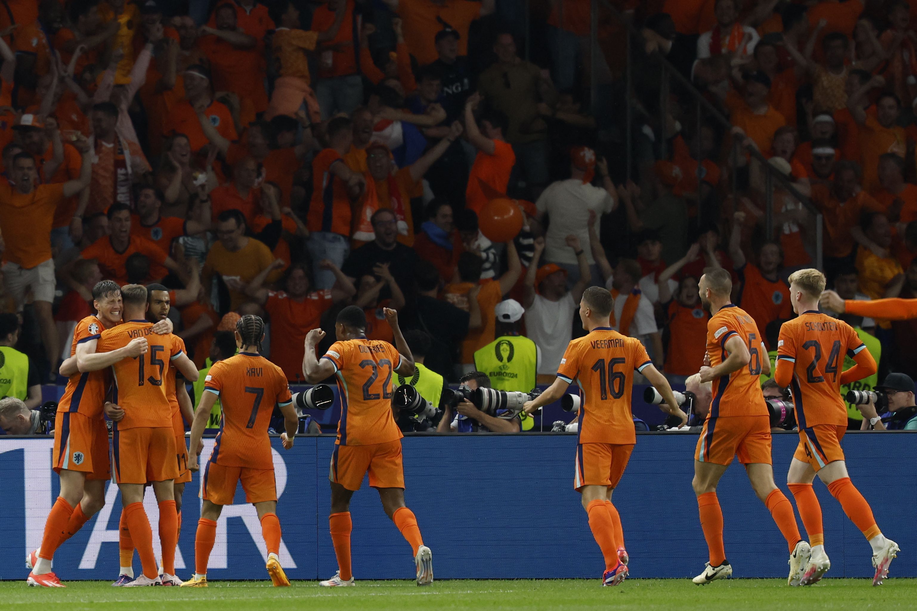 Holanda vira sobre a Turquia e vai enfrentar a Inglaterra na semi da Eurocopa