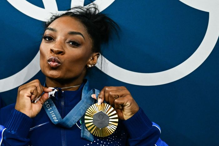 Simone Biles exibe colar de melhor de todos os tempos após conquistar ouro