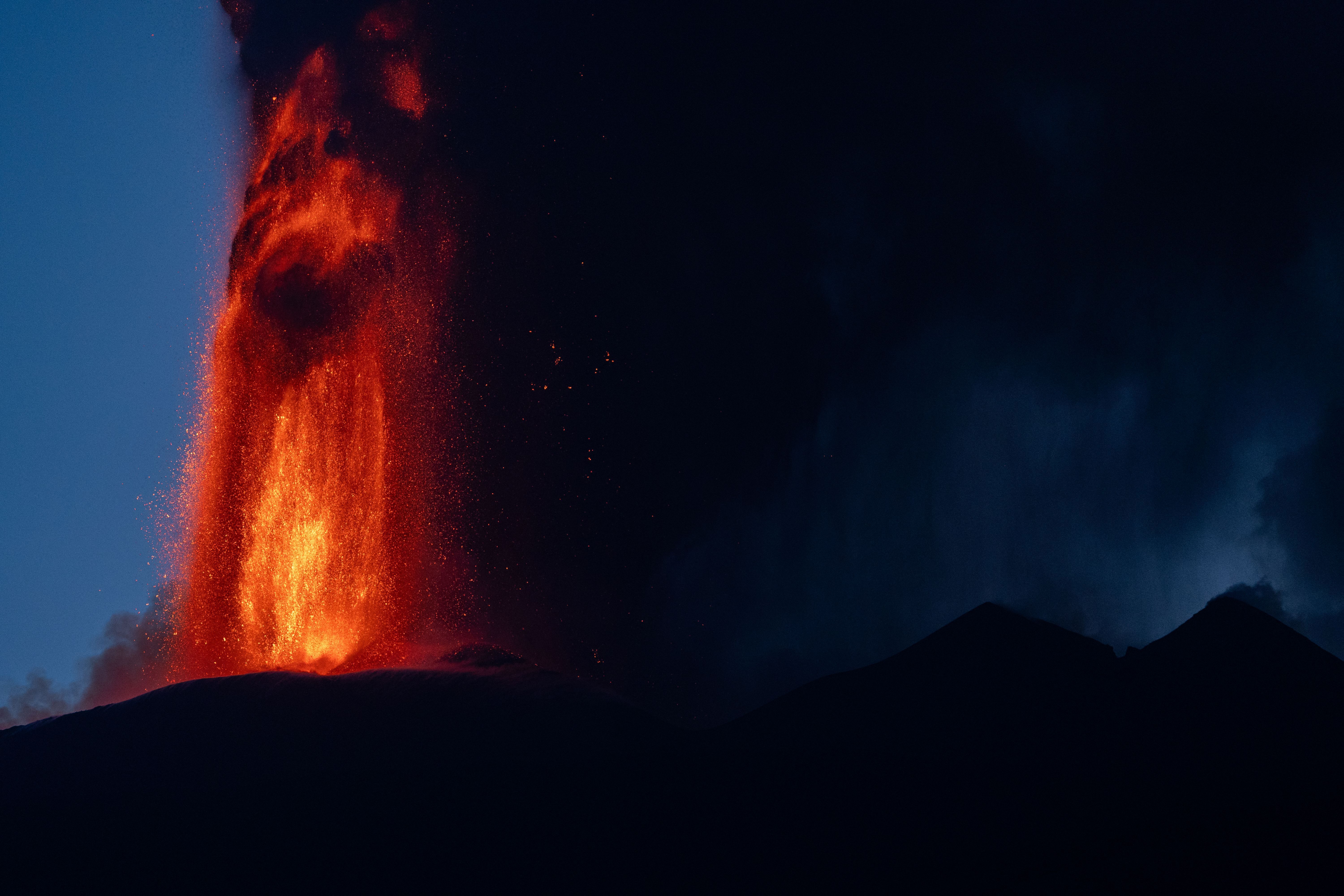 Nova erupção do Etna forma nuvem de fumaça de 10km na Itália