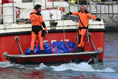 Autoridades italianas encontram corpos de vítimas em naufrágio