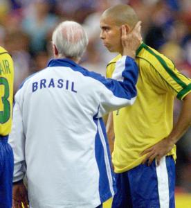 Zagallo ao lado de Ronaldo durante a Copa do Mundo de 1998