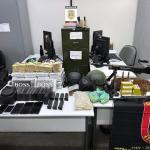 Suspeito de roubo a bancos é preso com fuzis, munição, drogas e R$ 100 mil em SP