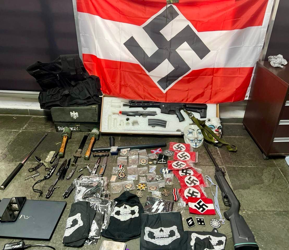 Jovem de 19 anos é preso com centenas de símbolos nazistas no Centro de SP