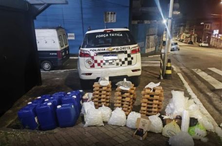 Foram apreendidos 90 litros de lança-perfume, 91 tijolos de maconha, além de porções fracionadas de cocaína, crack, ecstasy e uma balança de precisão.