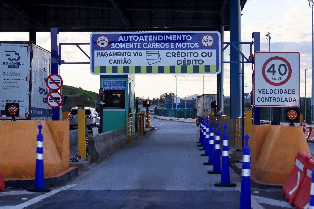 Mais de mil motoristas pagaram pedágio da BR-459 com cartão no 1° mês de funcionamento