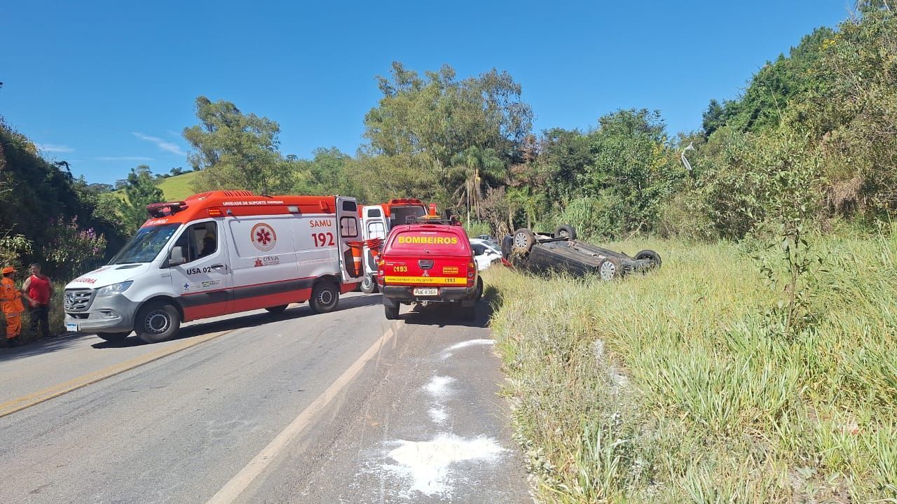 Acidente envolvendo três veículos deixa feridos na MG-179
