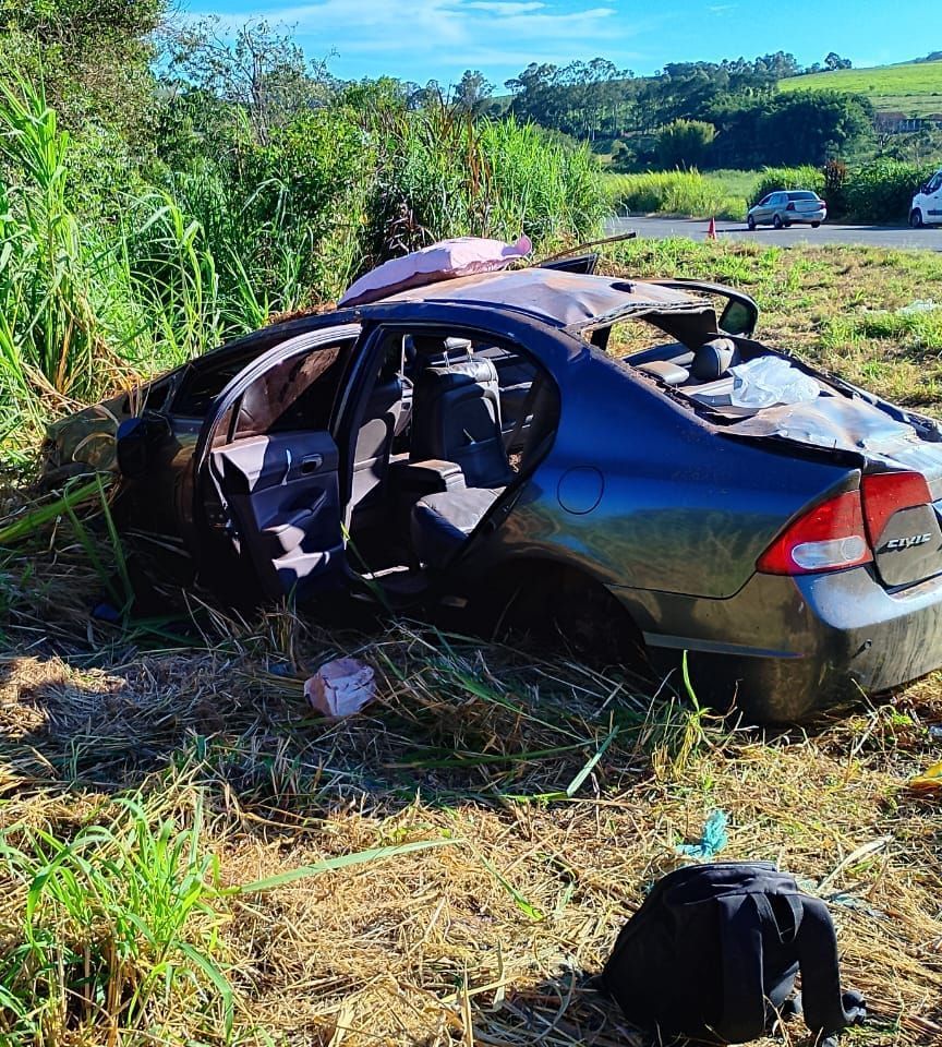 Capotamento deixa quatro pessoas feridas na MG-184