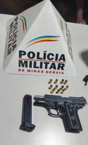 Arma com numeração suprimida foi apreendida.