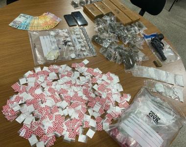 Foram apreendidos um simulacro de arma de fogo, 570 porções de cocaína, quatro tabletes e 53 porções de maconha, totalizando aproximadamente 3,5 quilos da droga, 16 porções de haxixe, dois celulares, dinheiro e outros apetrechos relacionados com o tráfico.