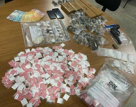 Foram apreendidos um simulacro de arma de fogo, 570 porções de cocaína, quatro tabletes e 53 porções de maconha, totalizando aproximadamente 3,5 quilos da droga, 16 porções de haxixe, dois celulares, dinheiro e outros apetrechos relacionados com o tráfico.